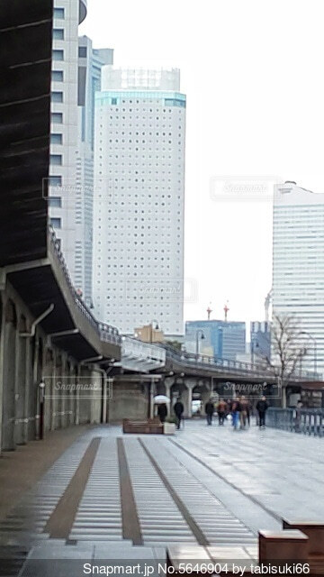 高層ビル群が建ち並ぶ都会的な西新宿の周辺施設 – 東京事務所探しプラス