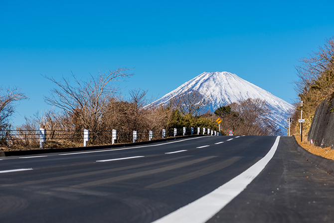 冬の間通行止めだった蒜山大山スカイラインが先週から開通しました。途中の鳥取県との県境、標高900mの高台にある鬼女台展望休憩所も絶景スポットとして人気。※添付写真は5月蒜山蒜山大山スカイライン鬼女台展望休憩所蒜山高原ドライブ