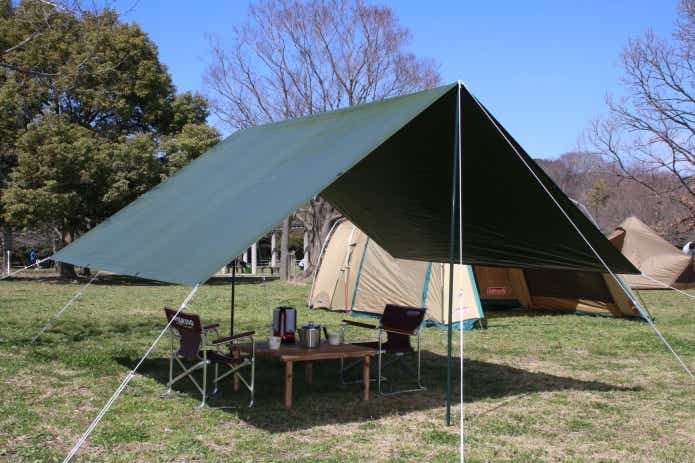 実験 ロープワークを使ってブルーシートでテント建ててみた！キャンプ初心者向け総合情報ブログ Hyper Camp Creators