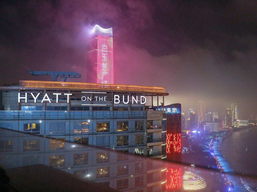 北外灘27階展望回転レストランへ - 上海での日常生活