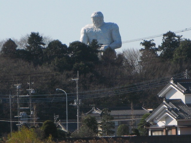 大串貝塚ふれあい公園、伝説再現の巨人「ダイダラボウ」 - 日本経済新聞