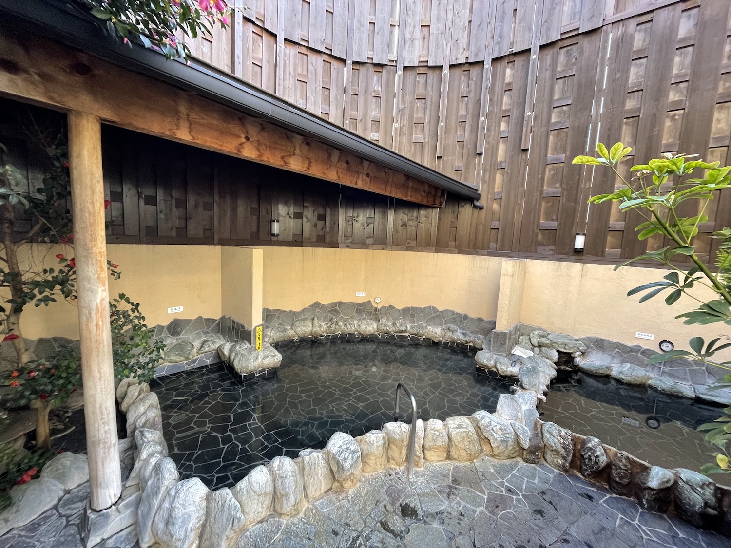 墨田区押上駅 露天風呂に炭酸泉！店主のこだわり薬湯にウッドデッキからはスカイツリー！設備充実の大黒湯 PART.1-