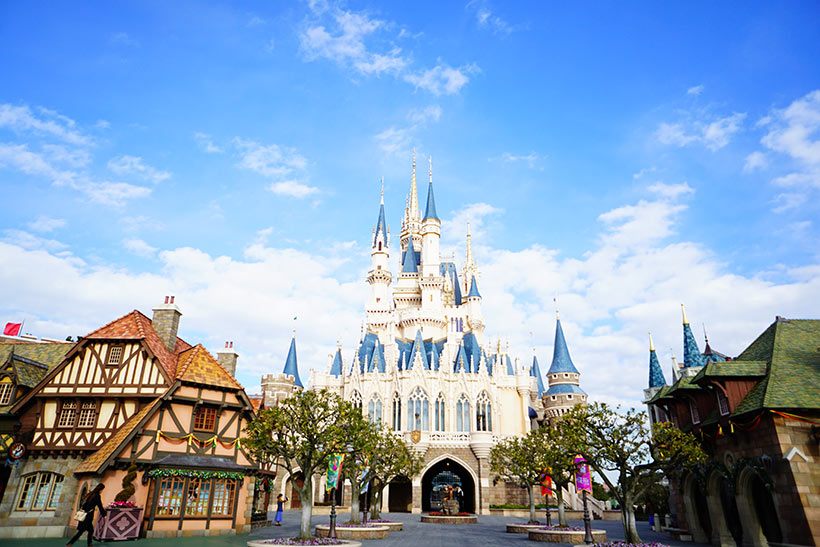 街並みやお城の完成度は最高！ライドは美女と野獣 “魔法のものがたり”