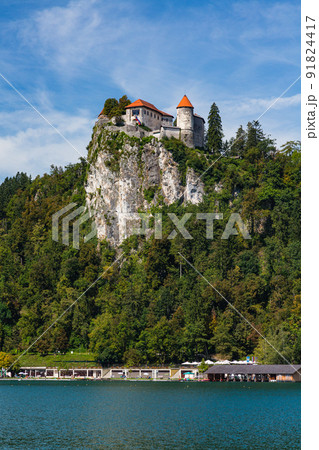 丘の上のブレッド城、歴史的建造物、ランドマーク、ブレッド湖、スロベニア、ヨーロッパPremium写真