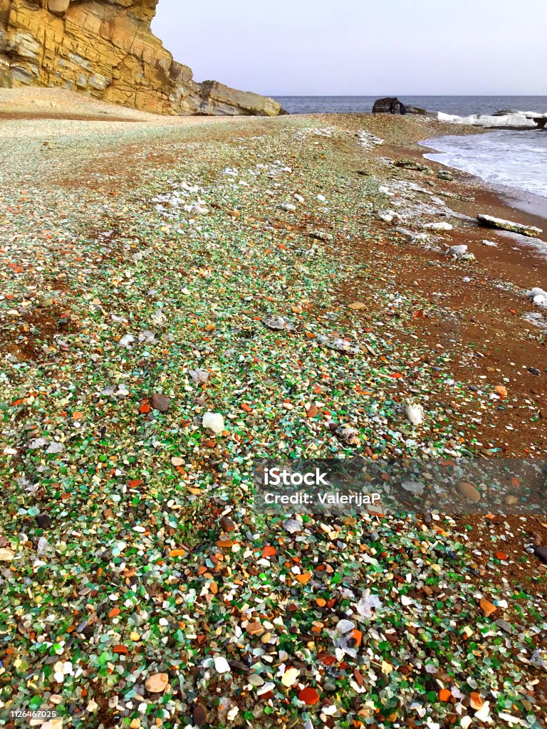 宝石のような美しいガラスが散らばるカリフォルニア「グラスビーチ」の秘密 : らばQ