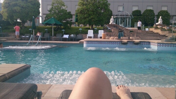 プールと代々木公園のグリーンとのコントラスト✨ 都会にいることを忘れてしまう空間🤍 昨日は @trunkhotel_yoyogiparkのスイートルームに宿泊させてもらいました！