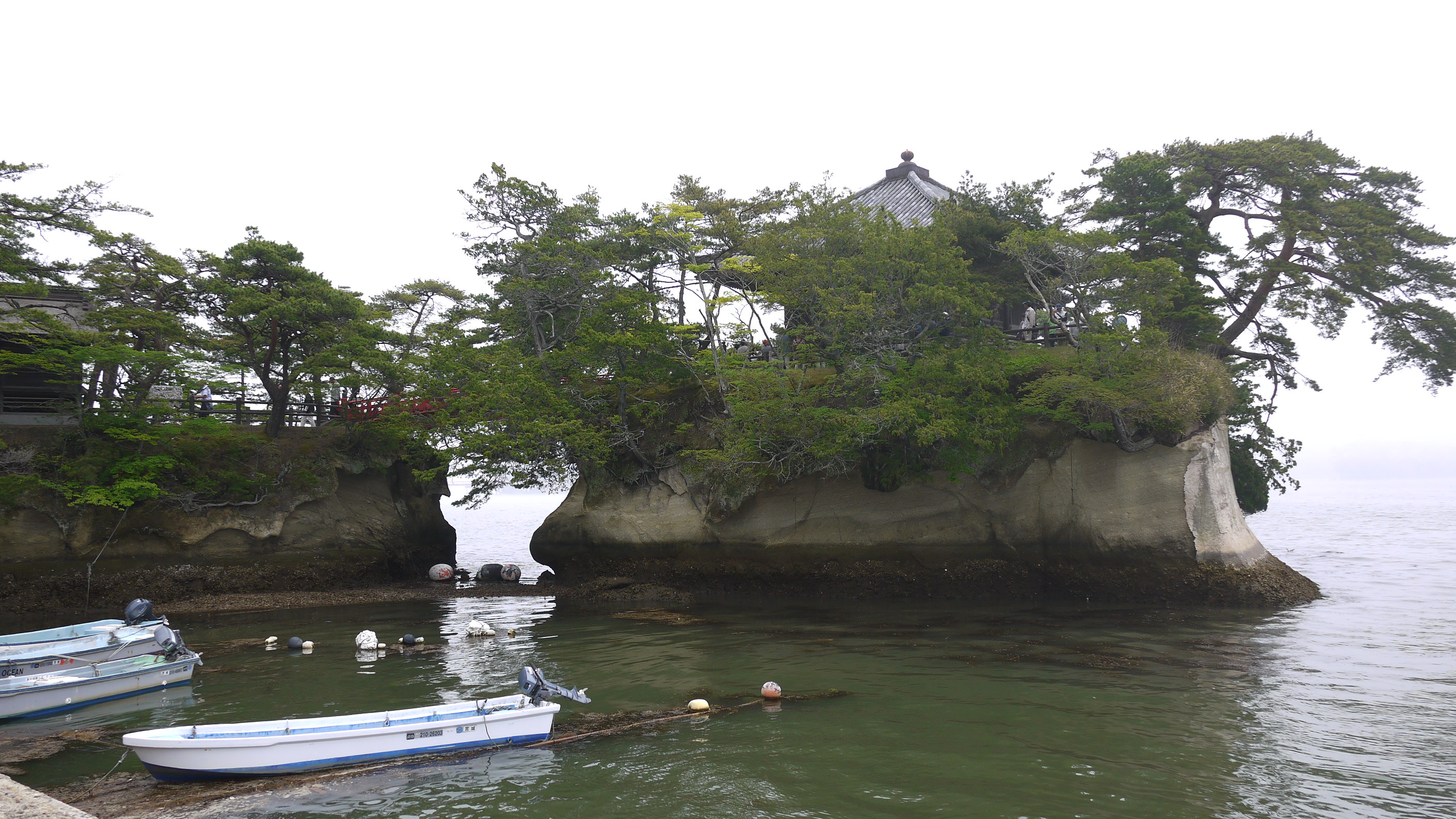 松島・五大堂 すかし橋 板ふみしめて