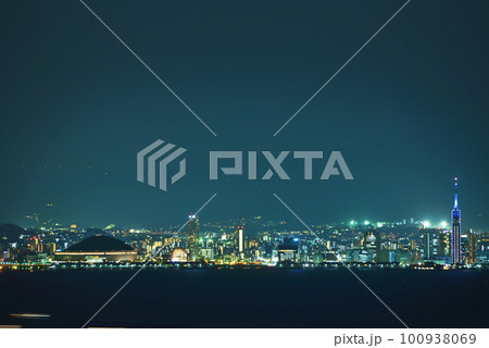 志賀島展望台から見る朝日と 篠栗の米の山展望台から見るマジックアワーはめちゃくちゃすばらしいですよ！ この写真は日没後の米の山展望台から見た福岡市内の 夜景です
