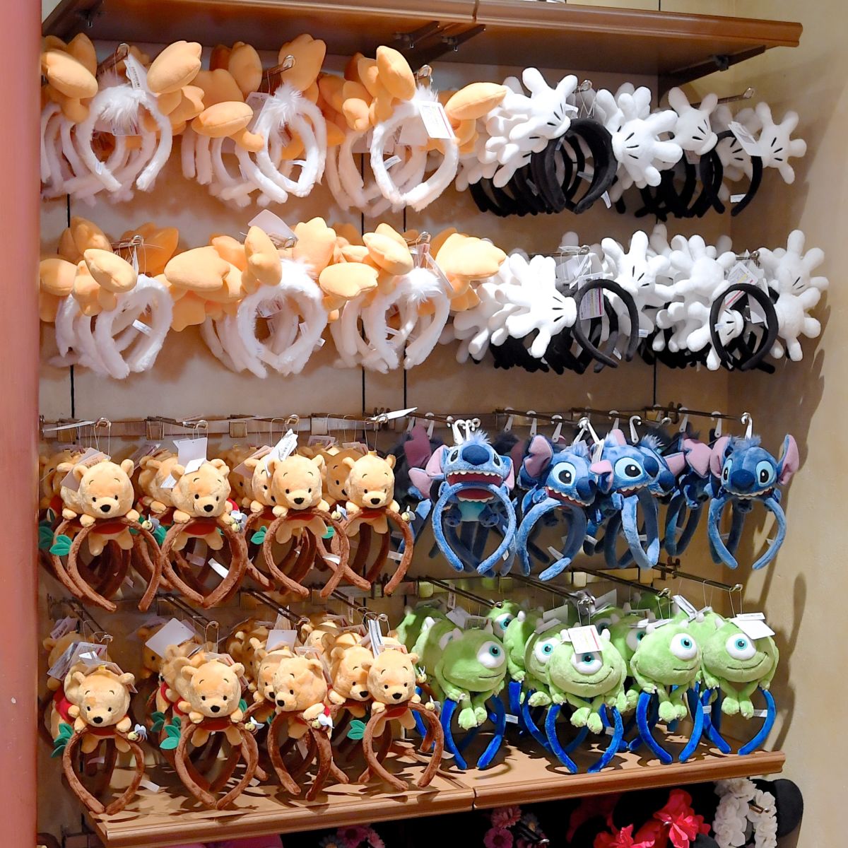 2024.10.31 本日、ボン・ヴォヤージュで販売のグッズ パーク内でしか買えなかったファンタジースプリングスのグッズが続々とボン・ヴォヤージュにも出て来ています。長くお品切れしていた、アナのカチューシャやカチューシャキーチェーンなど