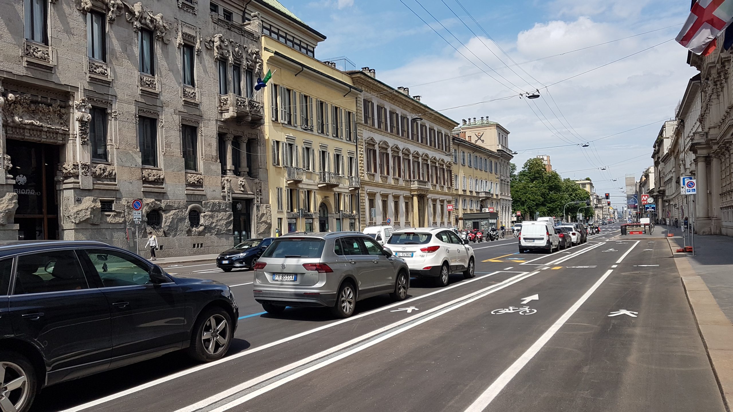 道路わきにある「自転車専用」レーン、 原付 原動機付自転車