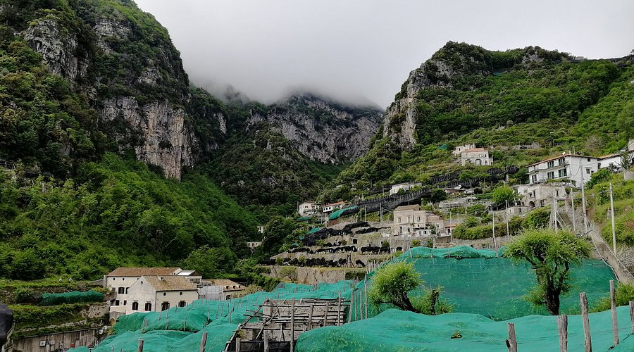 工場の谷はソレントイタリアの真ん中にあるさびれた工場の峡谷ですの写真素材・画像素材 Image 110652879