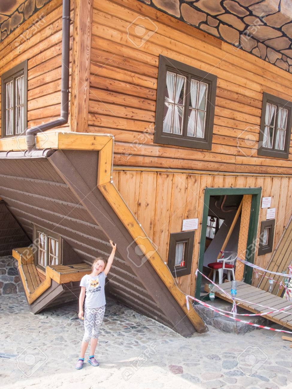 ポーランド・シンバルクにある逆さまの家。中 ：世界のオモロイ建築物 写真特集：時事ドットコム