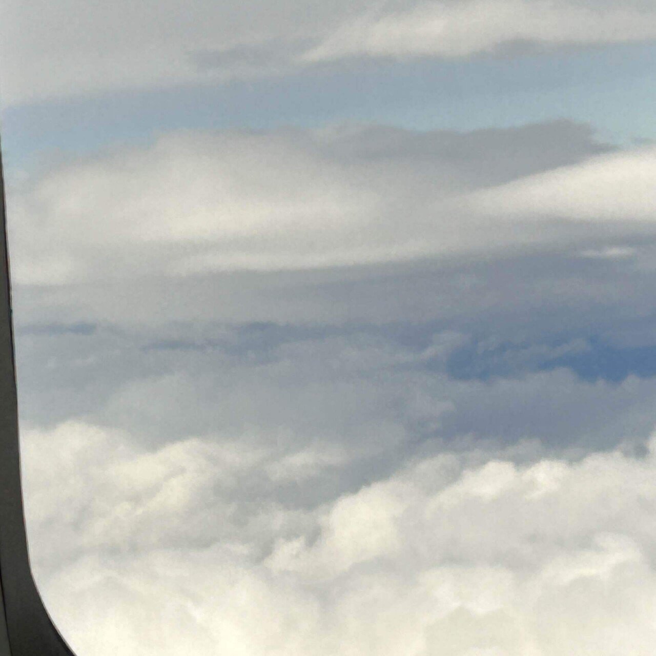 飛行機。大きな白い乗客の飛行機のある風景が雲の上晴れた青い空に飛んでいます。旅。美しい旅客機が着陸です。出張。商業飛行機の写真素材・画像素材Image 82167358