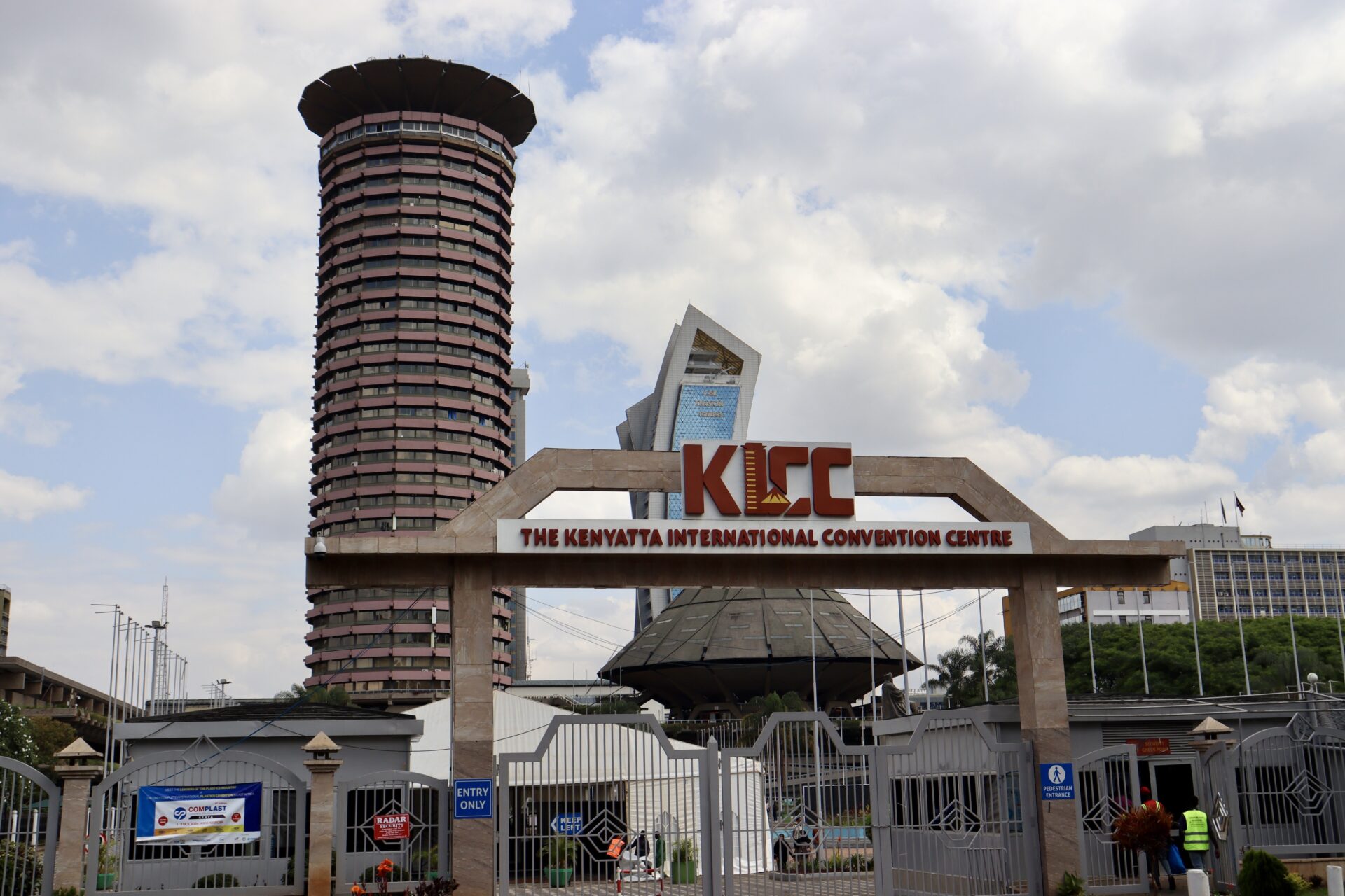 ナイロビ市の郡のスカイラインの高層ビル。ナイロビはケニア™の首都です。都心に加えて、この都市には繁殖で知られる大規模な動物保護区であるナイロビ国立公園があります。の写真素材・画像素材Image 187814680