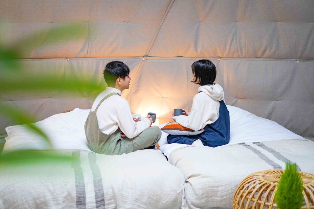 グランピングにおすすめのコーデって？初心者でも安心な着こなしを季節別にご紹介folk