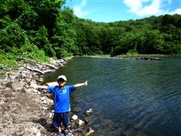 🆕 半月湖の湖面に写る錦州の紅葉 🍁