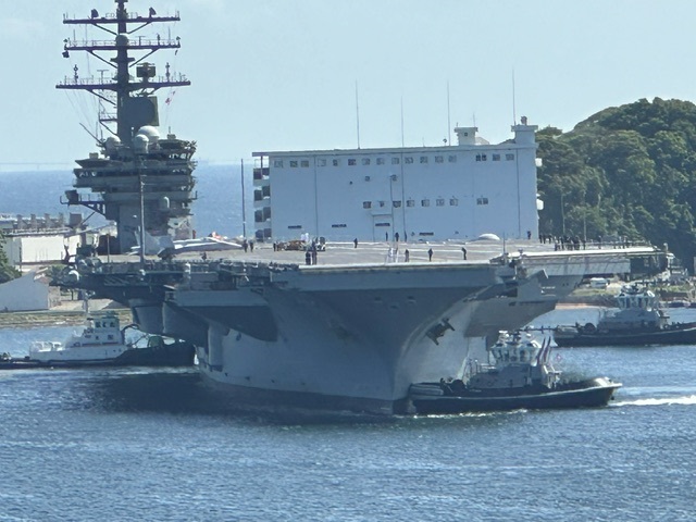 全長333mの原子力空母「エイブラハム・リンカーン」による圧巻の全速力連続ターン - DNA