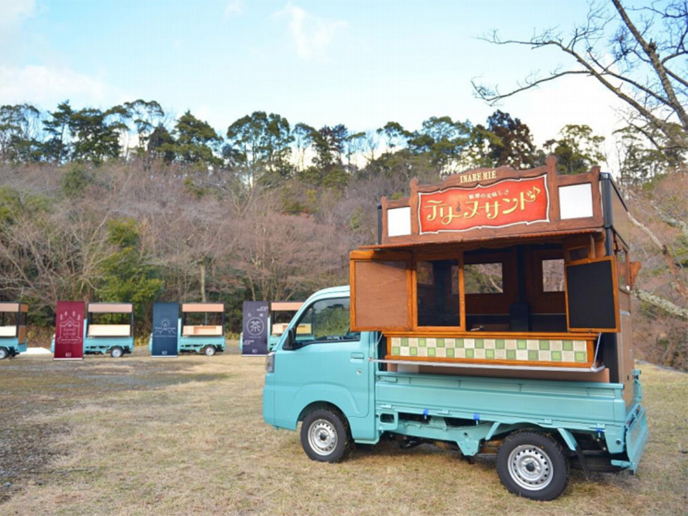 明日は 境内及び歴史の里公園で 『年末軽トラ屋台市祭』が行われます。