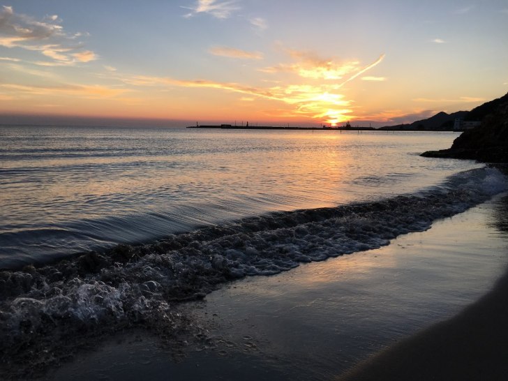 稲佐の浜国譲り神話の舞台！稲佐の浜の夕日と日出をまとめてご紹介