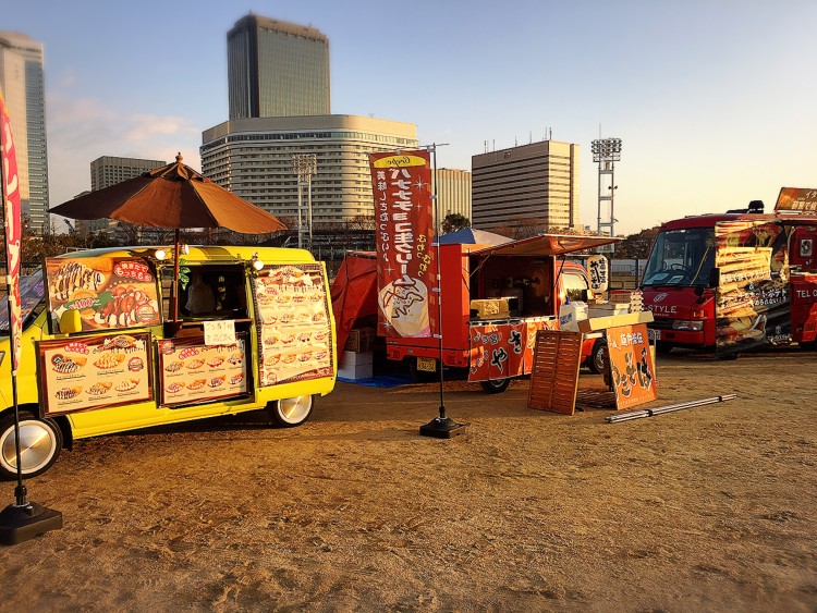 ✨ふらっと大門・丸之内＠お城前公園✨ 本日16日から、「ふらっと大門・丸之内＠お城前公園」が開催されます‼️ 津市丸之内のお城前公園に、キッチンカー🍔や出店ブース☕が集まって、日替わりでおいしいものを提供してくれますよ👋✨