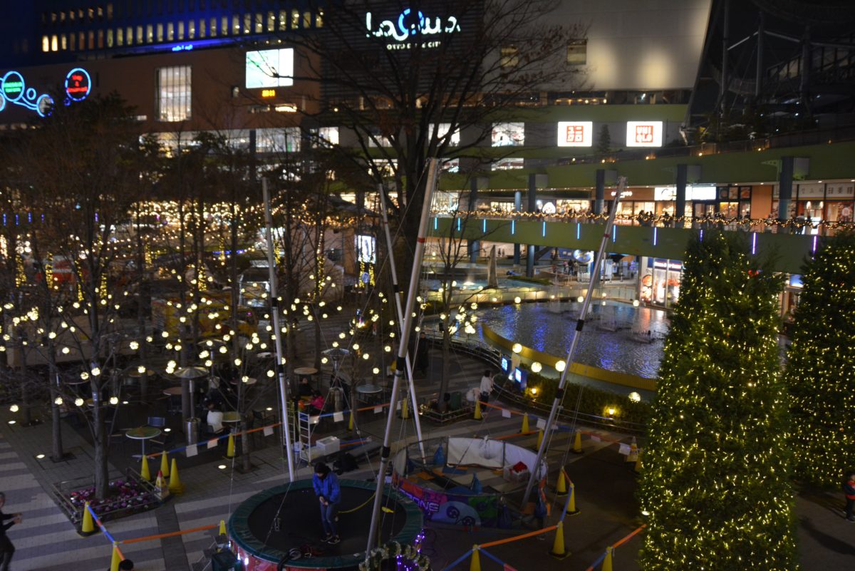 東京ドームシティ23年冬イルミネーション、芸人気分を体験できる“お笑い”エリアや光るたらいの装飾 - ファッションプレス