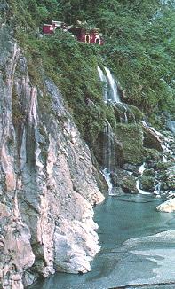 大家好 皆さんこんにちは ～😊編集部です！ 台湾八景のひとつとして知られる太魯閣渓谷は、台湾を代表する景勝地。1度は訪れたいスポットです⛰️花蓮県と南投県の山間部に位置する太魯閣渓谷には、古代、プレートの衝突による隆起でできた地形と川の流れに侵食された