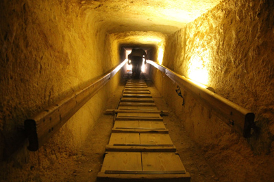 研究者がギザのピラミッドの下に「地下都市」を見つけたと主張した後、エジプト学者の間で熱い議論が繰り広げられた。レーダー画像に基づいた発見は、画期的ですか、それとも誇張ですか? ➡️ https:l.euronews.com