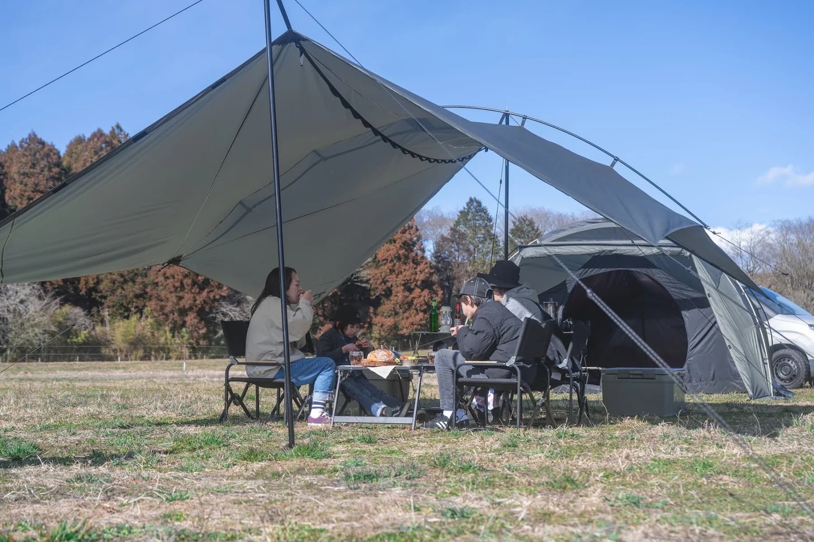 黒いテントは暑い？涼しい？🌞熱くなるイメージがある“黒”ですが、 でも日傘やUVカットアイテムといえば“黒”。 じゃあキャンプのテントやタープはどうなの？ということで黒いテント、黒いタープでの暑い涼しいについてのお話です。 投稿画像にも書いてますが、 遮光性