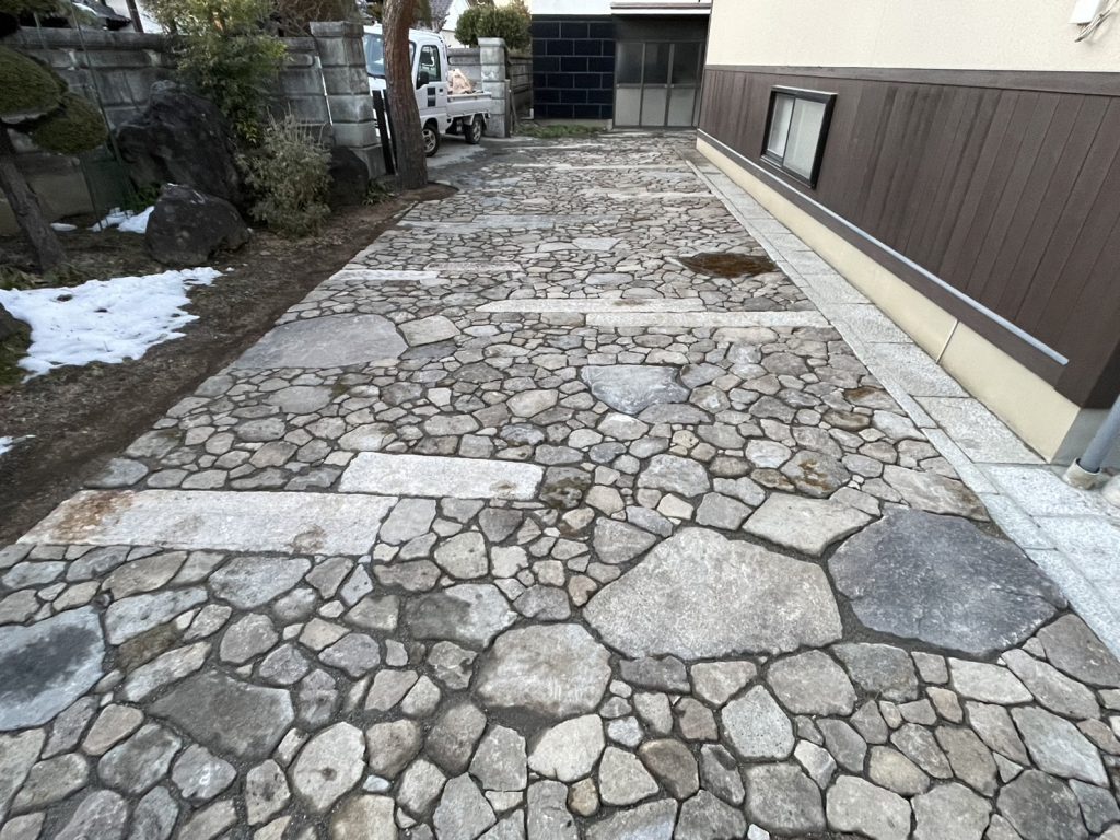 石張りの駐車場モダンナチュラルな二世帯住宅雑木のファサード愛知のガーデンデザイン庭や日記３