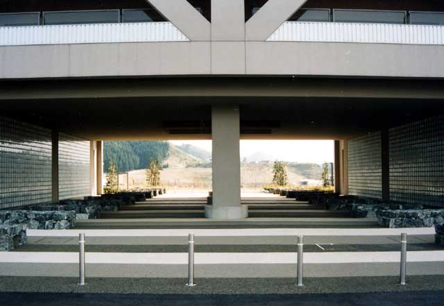 四角形の“穴”が街を見下ろす、テクノの象徴的建築物