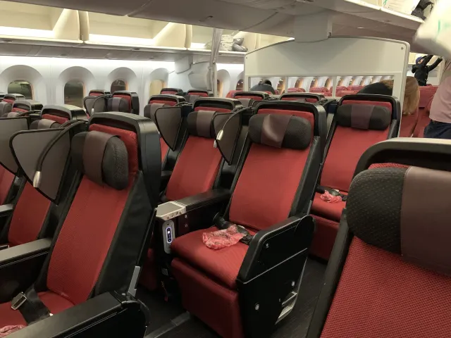 外国人ばかりでカオスでも、JALエコノミーは広々快適！JL771 成田→シドニー エコノミークラスTekito Miler