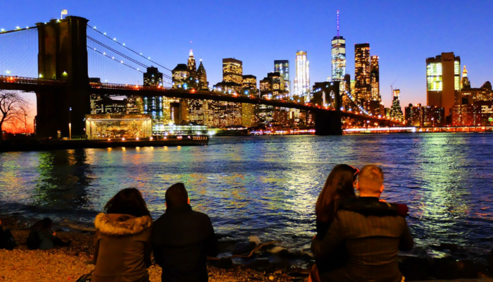 夕暮れ時にブルックリン・ブリッジを歩いて渡るニューヨークお散歩通信