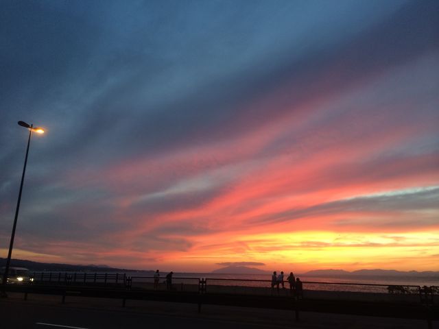 宍道湖の絶景夕日スポット🌅 宍道湖の真っ赤な夕日は｢日本の夕陽百選｣に 選ばれるほどの美しさ。