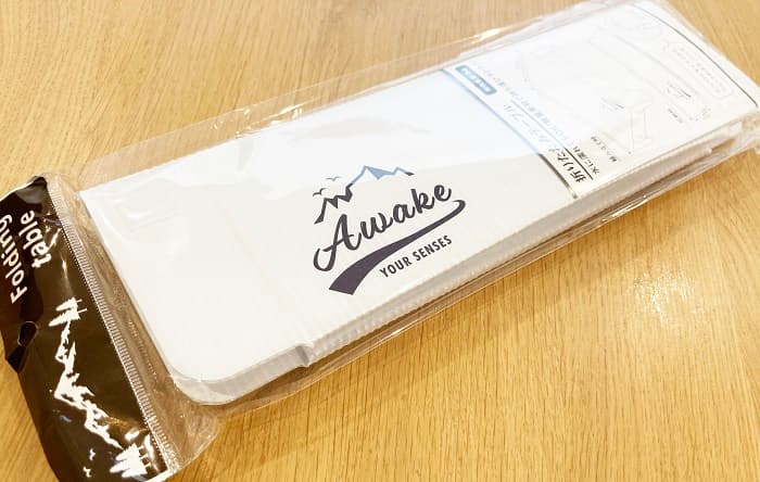 セリア、チェアー用テーブル。１リッターのペットボトル加重で外れませんが過信は禁物。 椅子の大きさ、形状によって合わない事があります。 これ、実用性アリ。鬼瓦権蔵