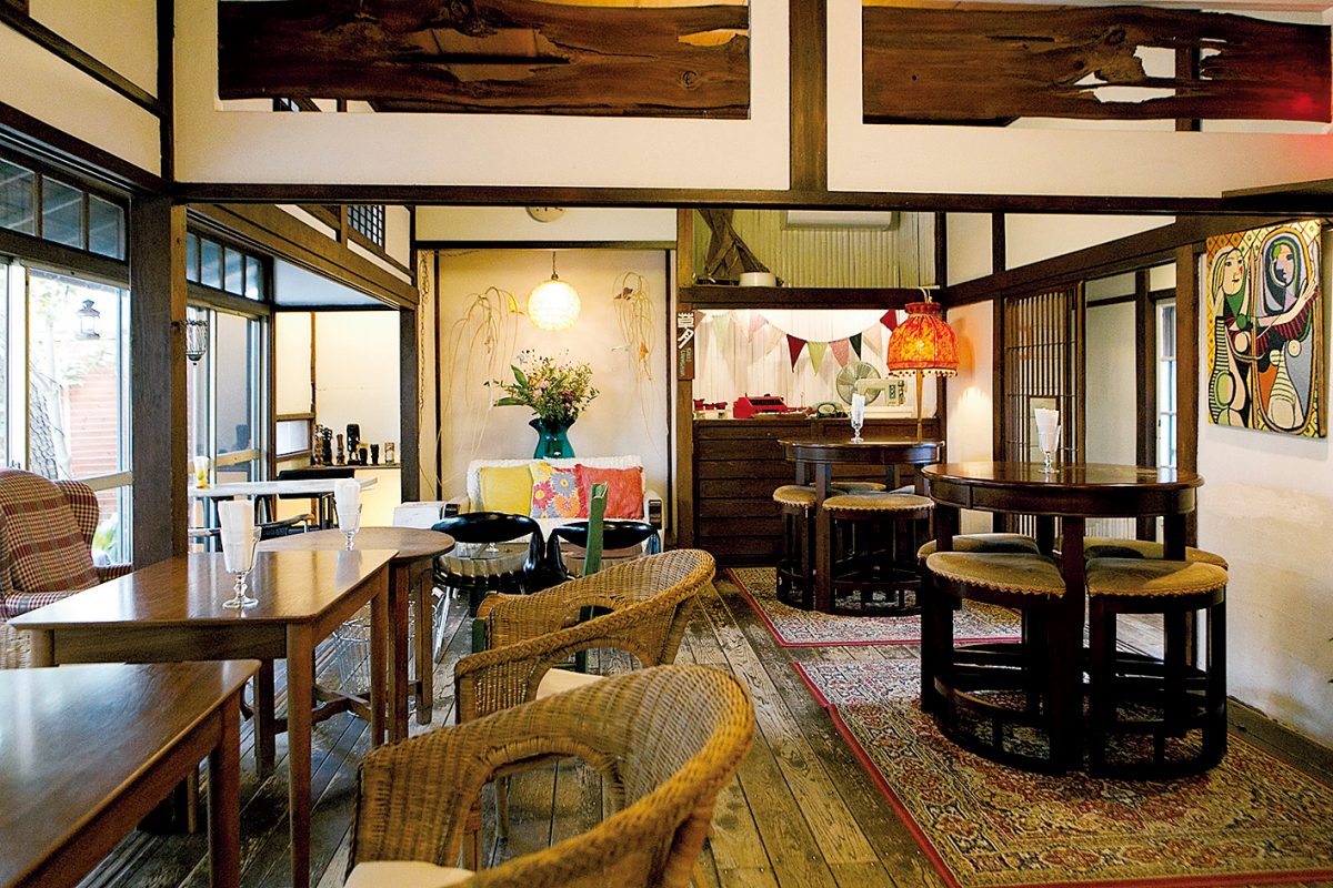 １７時以降の麻葉屋の勝手口は なんとも言えないランプの光に灯されたお部屋が浮かび上がりますしっとりと、、、 心が落ち着く、、、 そんな時間です⏳⁡