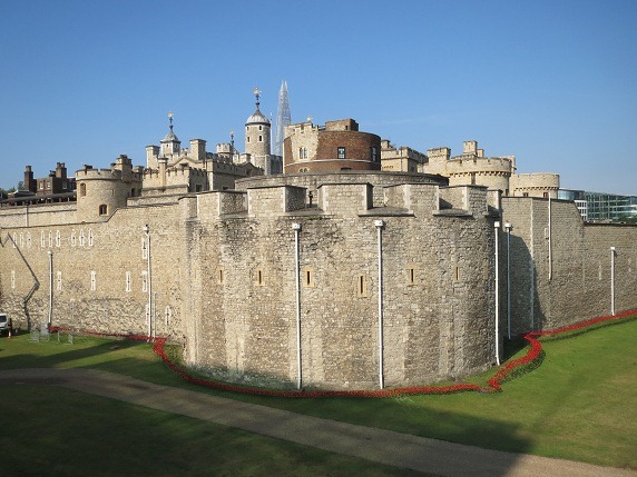 ロンドン塔の王冠の宝石と英国王室の歴史ツアーGetYourGuide