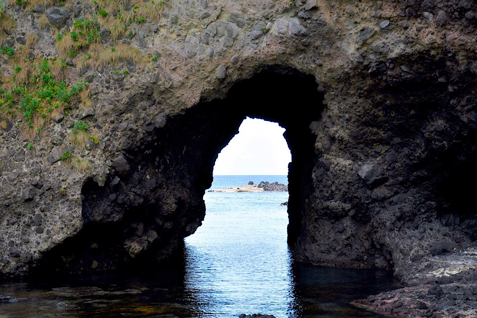 能登金剛 巌門 日本海の荒波が造り出した景勝地