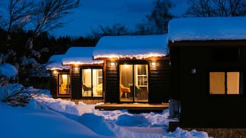 森の中の冬のコテージ。山の中の美しい冬の風景。の写真素材・画像素材 Image 207982261