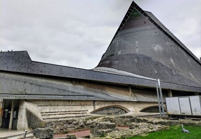 パリ日帰り観光・聖ジャンヌ・ダルク教会 フランスのヒロイン・聖人であるジャンヌ・ダルクが火刑に処された場所に建てられたルーアンの聖ジャンヌ・ダルク教会。入口横の『火刑のジャンヌ』像と共に必見です