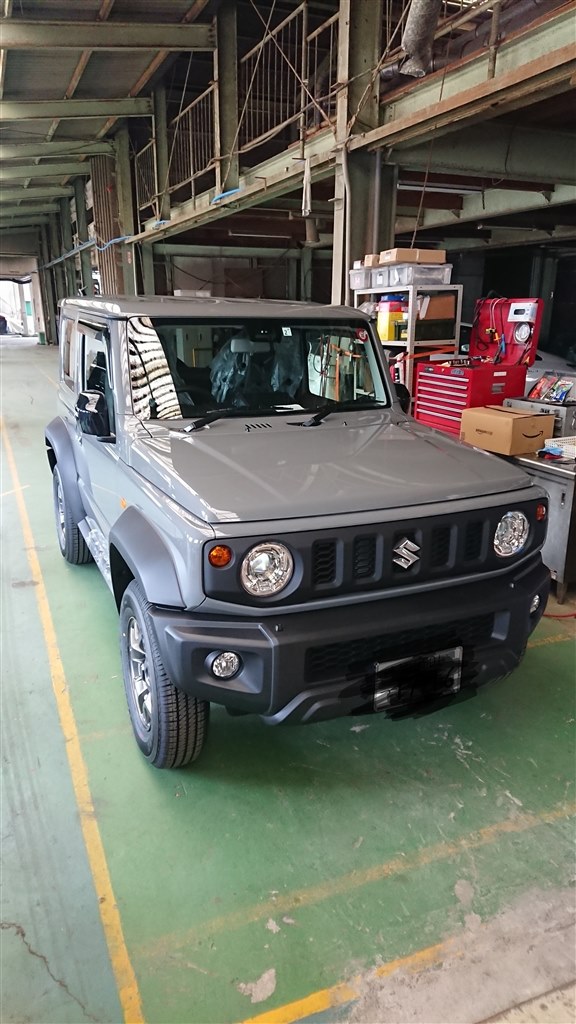 ジムニーシエラBK STYLE ミディアムグレーver.🩶 1インチアップと3インチアップを並べてみました✨1インチは乗り味を気にされる方や街乗りメインで乗られる方にオススメです😉 3インチは見た目重視の方にオススメの仕様です♪どちらとも三木スズキオリジナルのリフト