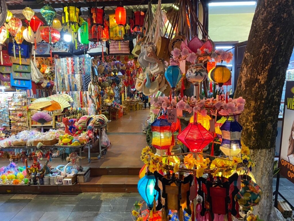 まち歩きで食べ歩きバナナのご飯巻！ ホイアンのナイトマーケットで –