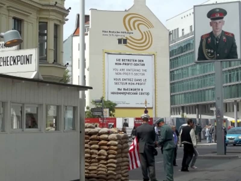 壁と僕とベルリンと 第１回 「チェックポイント・チャーリー」 松浦