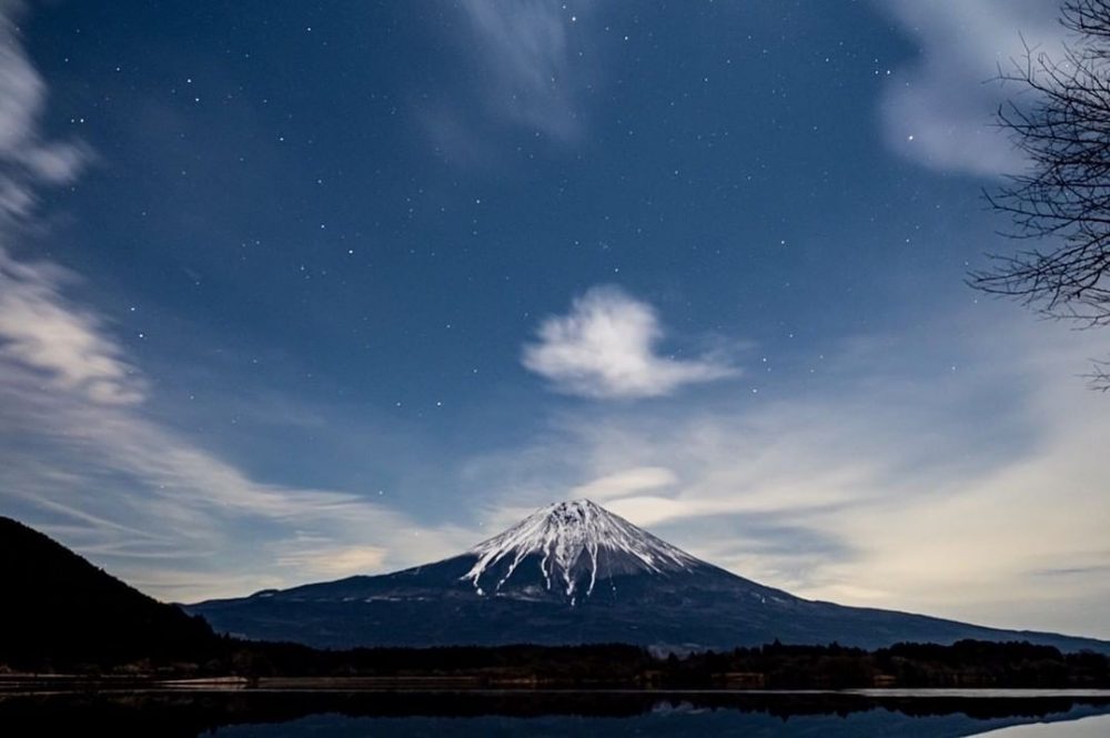 田貫湖で出会った、春色の絶景」 春風に背中を押されて、田貫湖へ小さな旅。 湖に映る富士山と桜、日常をそっと置いていく時間。また一つ、心の地図に思い出を描きました^_^