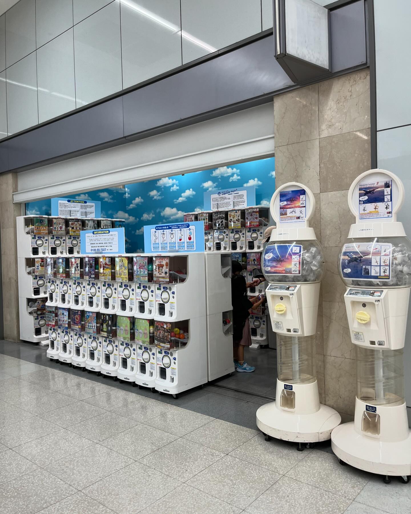 羽田空港第1、第2ターミナル両駅改札内に、ガチャスポットができました✨ ここでしかゲットできない「東京モノレールマグネット」のガチャもあります❕他にも、鉄道に関するものや、ご当地ものまで、幅広いジャンルの商品を取り揃えております❕ ※2