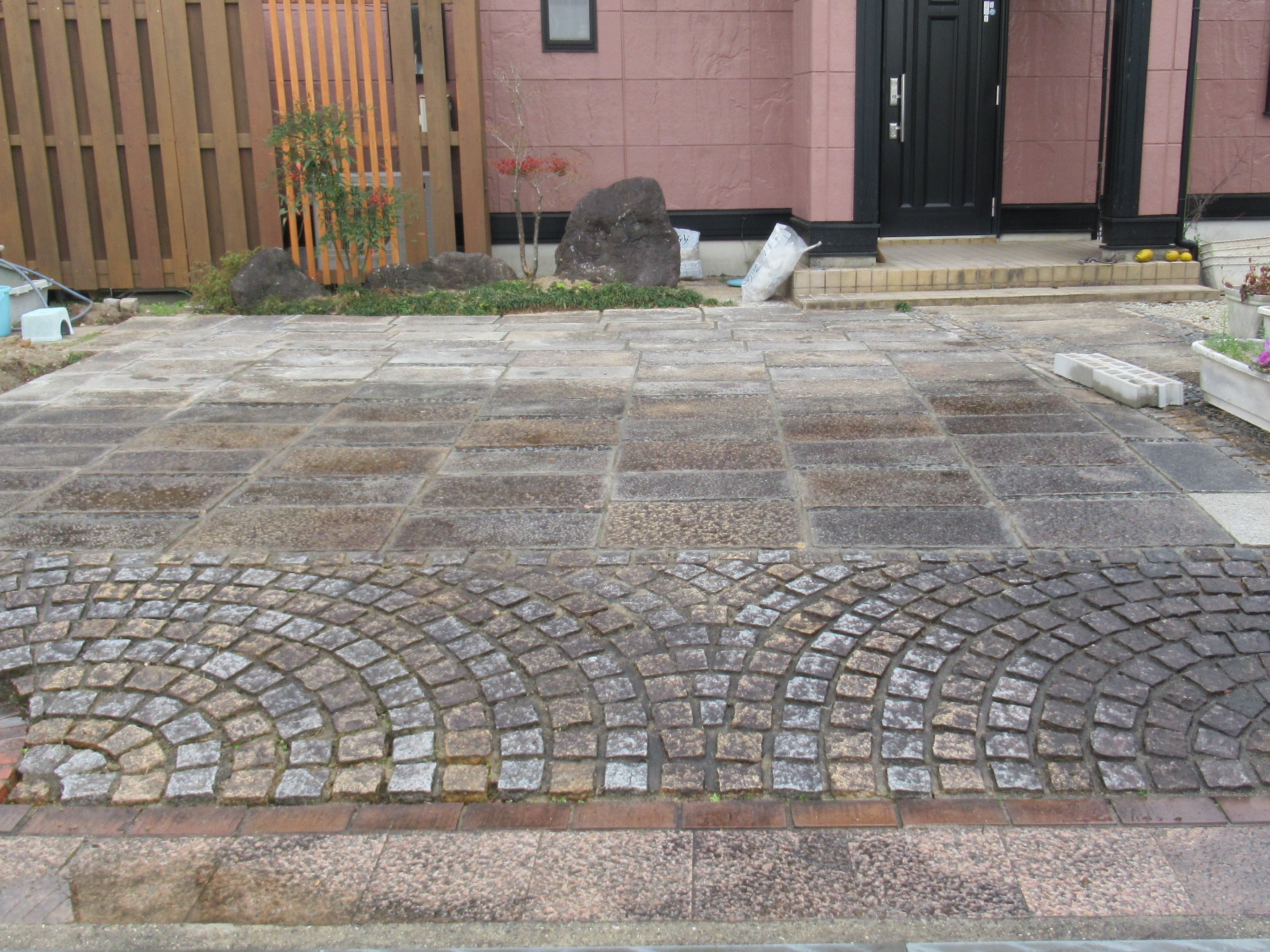 石畳や敷石でスタイリッシュに「パーキング」の施工例おしゃ楽は、庭・ガーデニング、外構・エクステリア用のおしゃれな敷石・景石・石畳 ・積石・砂利などの自然石を輸入販売している西洋庭石店です
