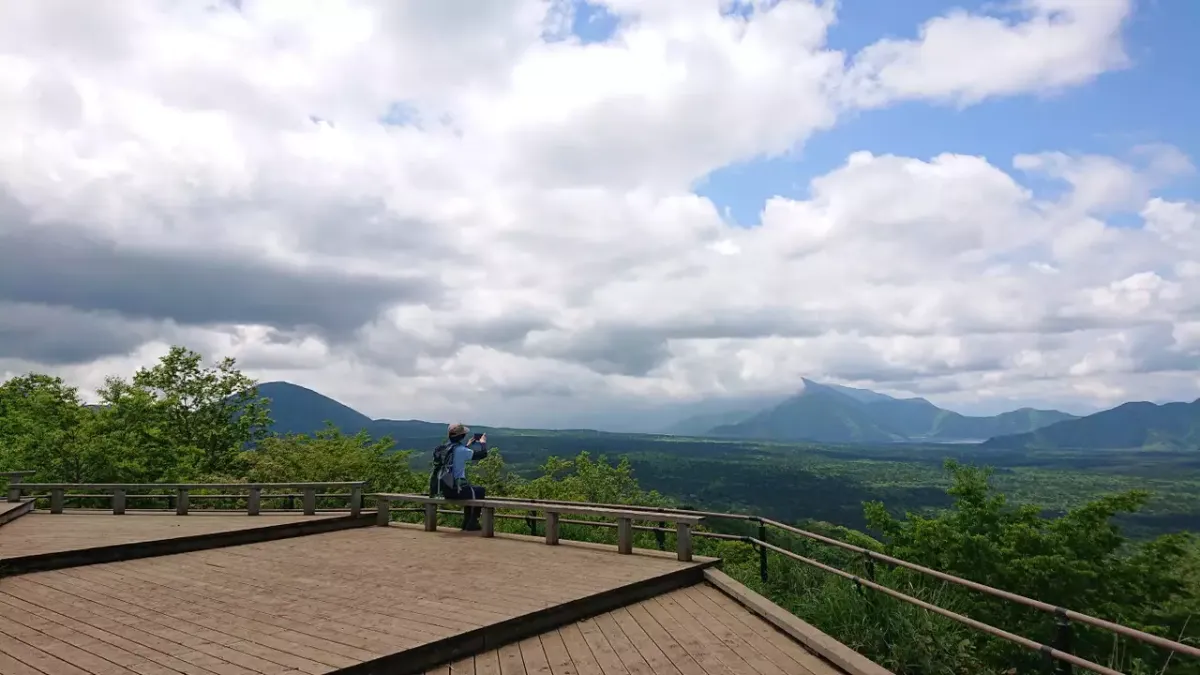 日本の地形千景 山梨県：青木ヶ原の熔岩トンネル群