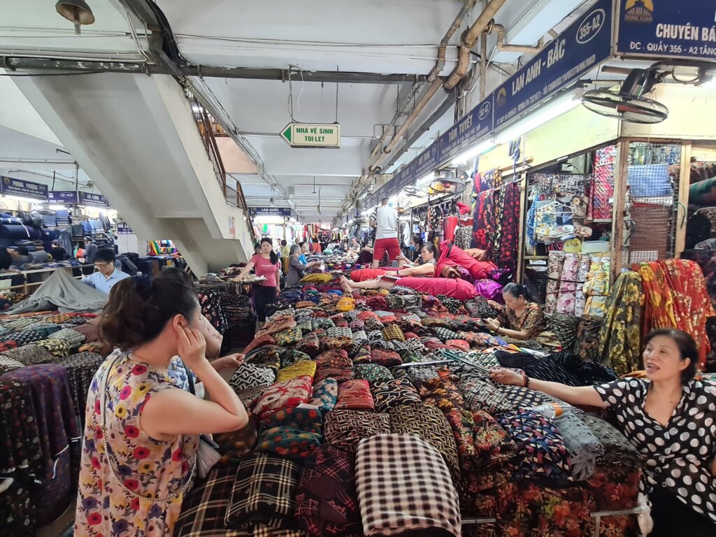 ベトナム、ハノイ-2020年3月1日：ベトナム、ハノイの旧市街の屋台の食品市場で果物や野菜を販売する女性の写真素材・画像素材 Image162904851