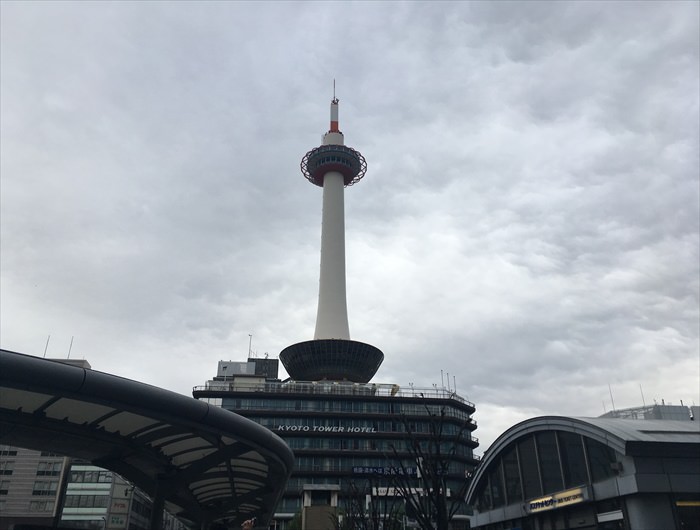 ランドマークの京都タワーが見えるスポット京都の春夏秋冬とプラスα
