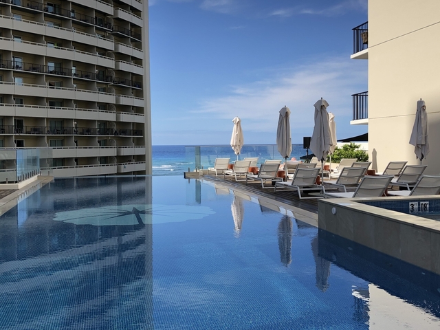 都市の絶景を楽しもう ホテルの屋上プール７選 3 4-