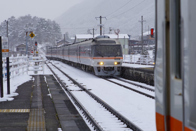 キハ40が去った高山本線にて キハ25形と飛騨一ノ宮駅: シナイからのツーリスト2